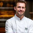 Photo de Thomas Mercier, chef formateur de Croissantdor, expliquant avec passion une technique de pâtisserie.